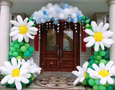 门口白色雏菊花朵气球拱门制作