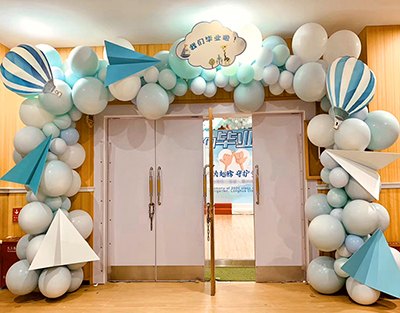 幼儿园毕业仪式创意大小球结合淡蓝色气球拱门