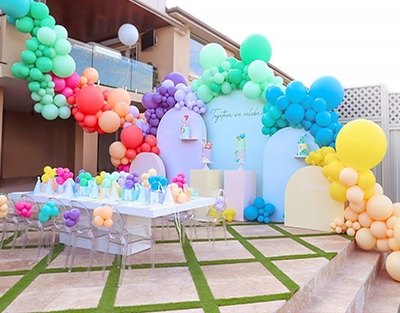 户外生日派对漂亮的彩虹色系气球装置