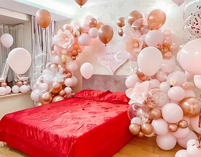 粉嫩喜庆的浪漫婚房气球布置